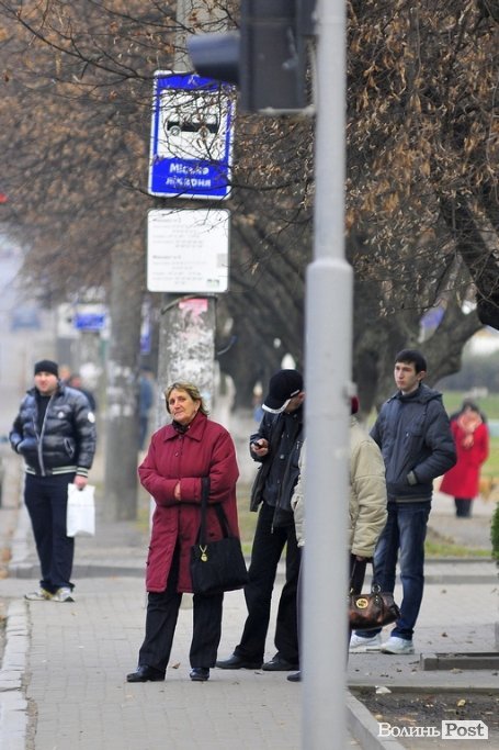 Люди на зупинках. БУДНІ МІСТА