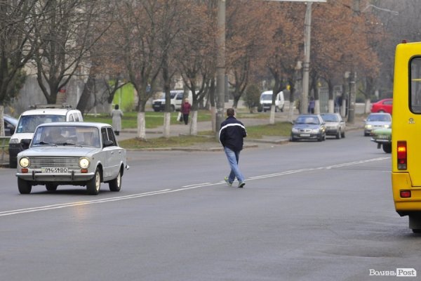 Люди на зупинках. БУДНІ МІСТА