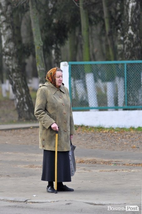 Люди на зупинках. БУДНІ МІСТА