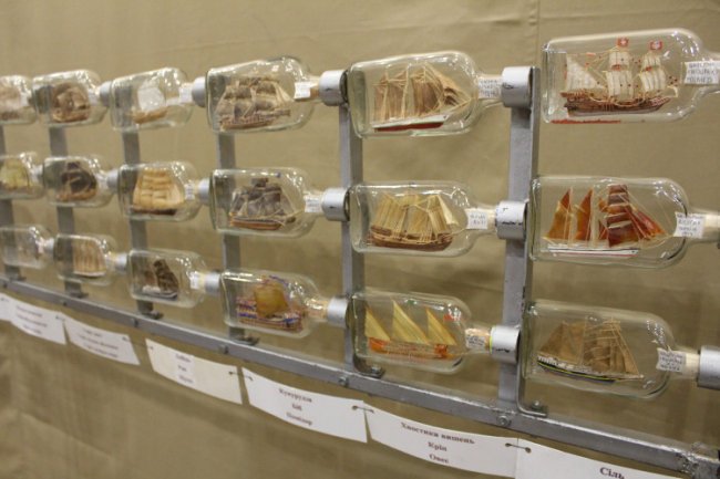 З дурману та шкірки банану: волинянин виготовляє унікальні кораблі у пляшечках. ФОТО