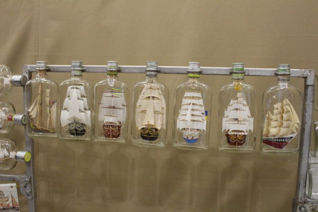 З дурману та шкірки банану: волинянин виготовляє унікальні кораблі у пляшечках. ФОТО