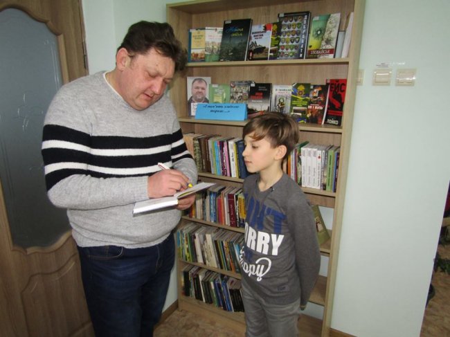 Юні лучани взяли автографи у дитячих письменників. ФОТО