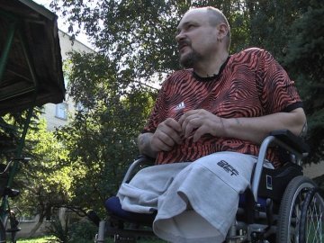 Боєць із Луцька, який втратив ноги на війні, збирає гроші на протези. ВІДЕО