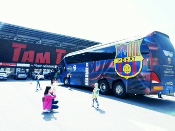 Біля ПортCity зібралися фанати ФК «Барселона»*