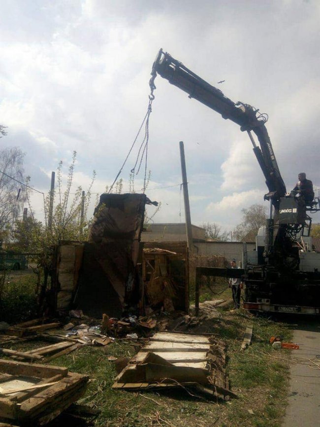 На двох вулицях Луцька муніципали зносили сараї. ФОТО