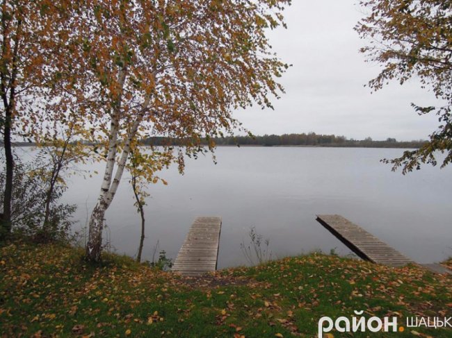 Безлюддя і човни з водою: волинське озеро восени. ФОТО