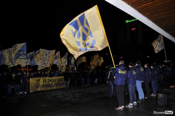 Фаєри, смолоскипи, гасла: Луцьком пройшла хода. ФОТО