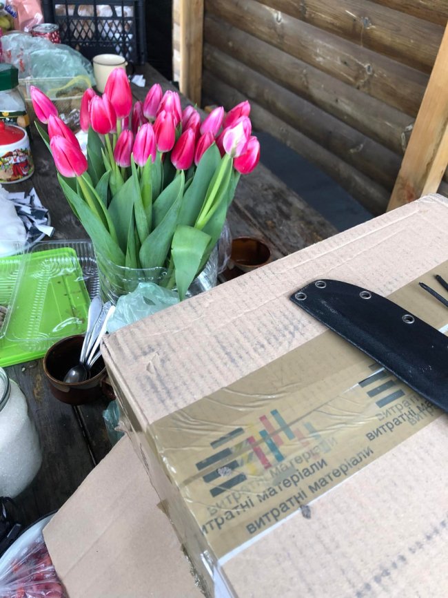 Щоб хоч на мить повернути посмішки: у Луцьку тероборонівці дарували квіти перехожим жінкам 