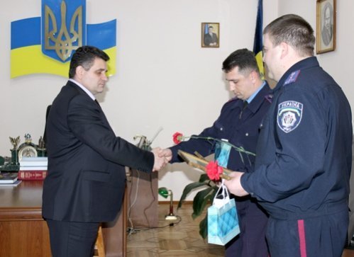 Інспекторам ДАІ вручають подяки і подарунки