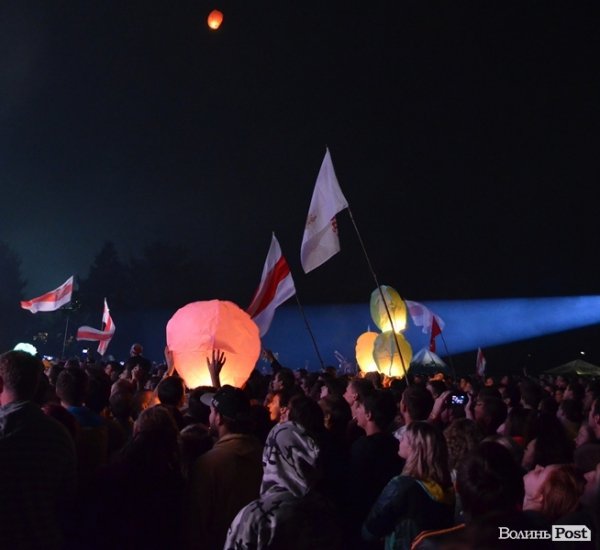 Китайські ліхтарики запускали у небо щовечора 