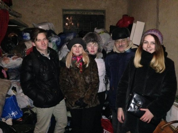 Луцькі волонтери вперше сортували речі з соціальних контейнерів