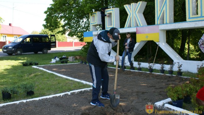 Волиняни розмалювали в'їзний знак рідного міста та висадили біля нього квіти. ФОТО