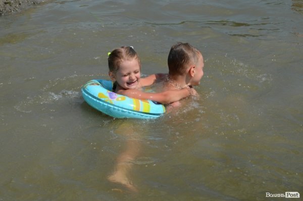 Спека змушує лучан роздягатися і лізти у міські водойми. ФОТО
