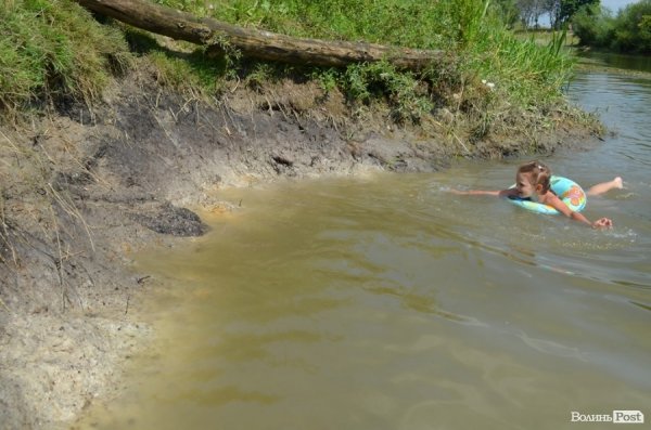 Спека змушує лучан роздягатися і лізти у міські водойми. ФОТО