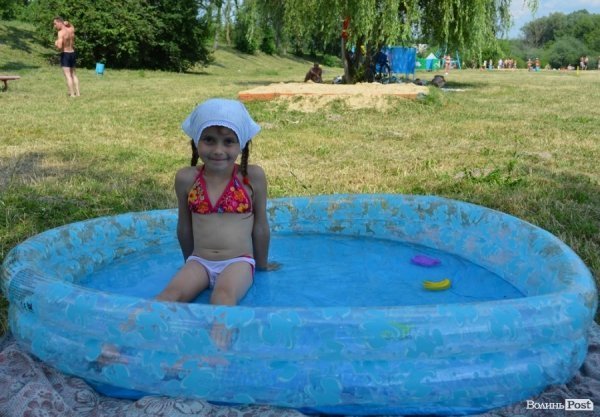 Спека змушує лучан роздягатися і лізти у міські водойми. ФОТО