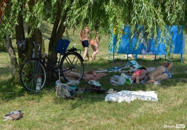 Спека змушує лучан роздягатися і лізти у міські водойми. ФОТО