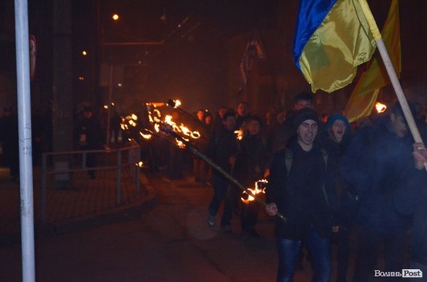 «На деревах замість листя розіпнем сепаратиста», - Марш у Луцьку. ФОТО. ВІДЕО