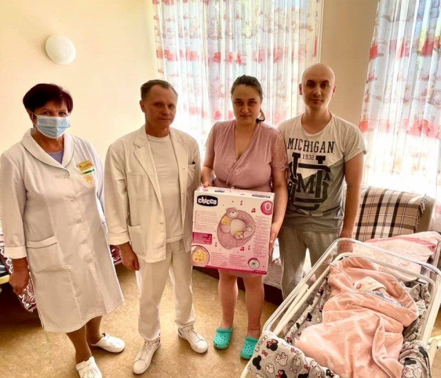 У луцькому пологовому дарують візки першим малюкам, народженим у 2022 році
