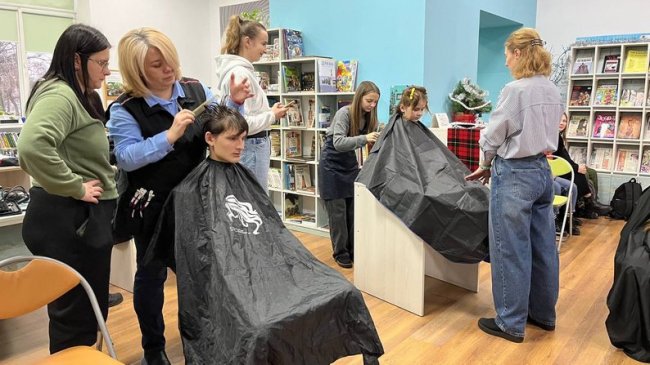 Волонтери у Луцьку безплатно робили зачіски дітям