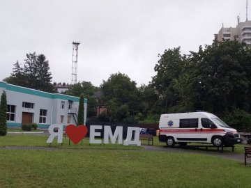 У Луцьку на території медзакладу облаштували фотозону з каретою «швидкої» 