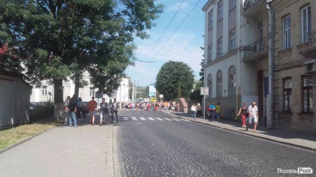 «Коли вже та міськрада нажереться». У Луцьку мітингують люди з Старого ринку. ОНОВЛЮЄТЬСЯ