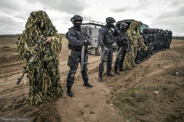 Коли поліцейським дозволено використовувати зброю проти населення у різних країнах. ФОТО