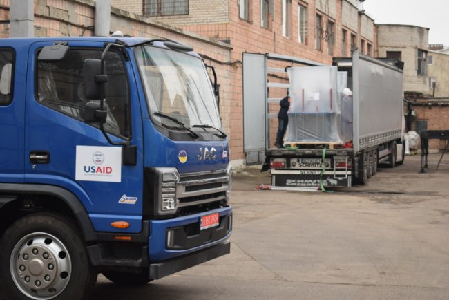Луцькі комунальники отримали від USAID дві вантажівки, теплообмінники і насоси. ФОТО