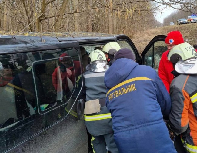 ДТП на Волині: рятувальники витягли з мікроавтобуса чоловіка, він у лікарні. ФОТО
