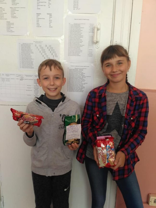 Учні волинської школи надіслали каву та солодощі воїнам на передову