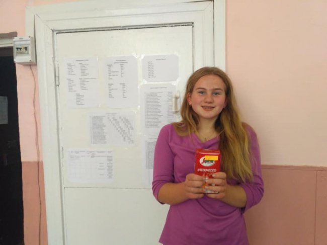 Учні волинської школи надіслали каву та солодощі воїнам на передову