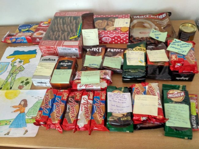 Учні волинської школи надіслали каву та солодощі воїнам на передову