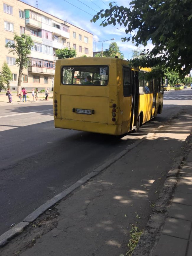 «Зшиті» степлером діри у підлозі: показали жахливий стан луцької маршрутки
