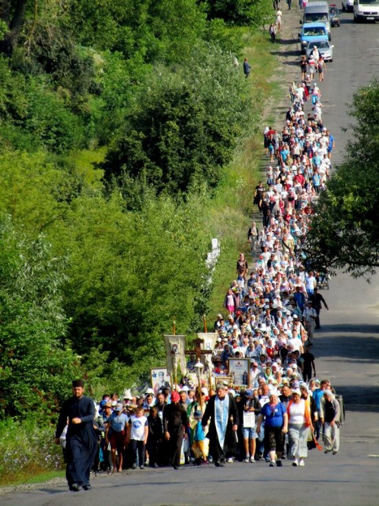 Священники та парафіяни Шацького благочиння нагодували учасників міжнародного хресного ходу. ФОТО 