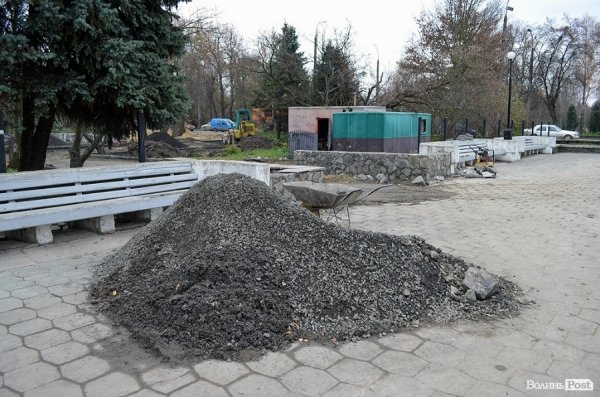 Замість чагарника в центрі міста з’явиться дитячий майданчик. ФОТО