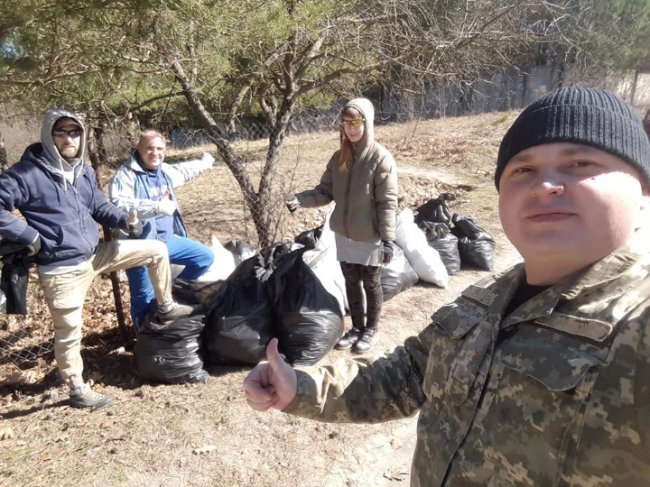 Біля дитячого табору під Луцьком прибрали стихійне сміттєзвалище. ФОТО
