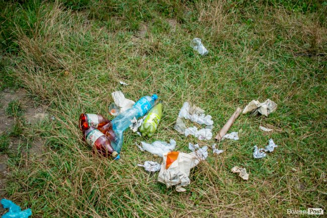 Сумна історія з-під луцького мосту: на березі Стиру «зачаїлися» купи сміття