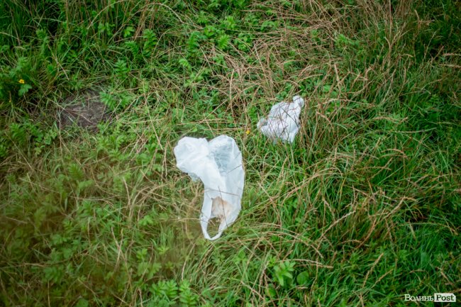 Сумна історія з-під луцького мосту: на березі Стиру «зачаїлися» купи сміття