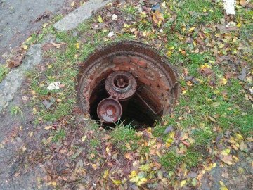 У Луцьку посеред вулиці – небезпечний люк