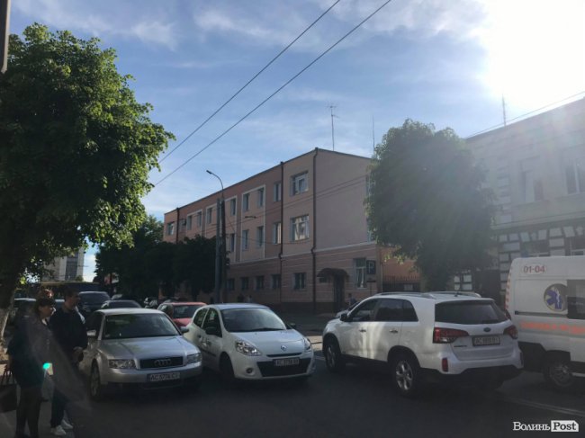 Біля прокуратури у Луцьку збили жінку, яка йшла з двома дітьми і візочком. ФОТО