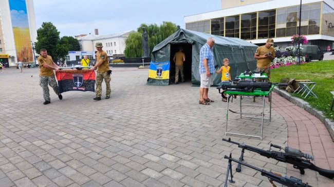 У центрі Луцька представили виставку БпЛА і стрілецької зброї