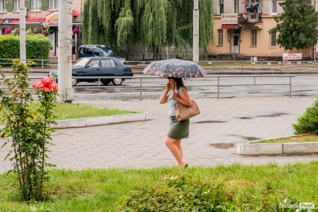 Парасольки і калюжі: дощовий день у Луцьку. ФОТО