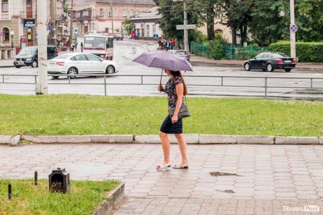 Парасольки і калюжі: дощовий день у Луцьку. ФОТО