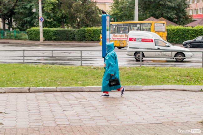 Парасольки і калюжі: дощовий день у Луцьку. ФОТО