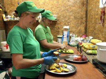 У Луцькому зоопарку працюють переселенці з Донеччини. ФОТО. ВІДЕО