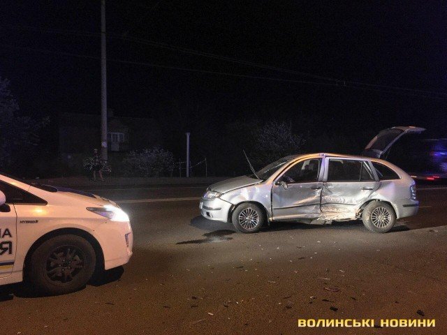 Не ввімкнув фари: біля Луцька Opel зіткнувся з Skoda та влетів у паркан. ФОТО