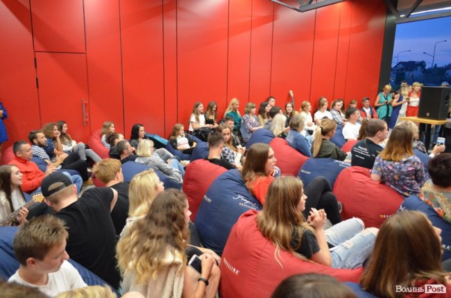 Атмосферно і затишно: у Луцьку співали в пам'ять про Скрябіна. ФОТО