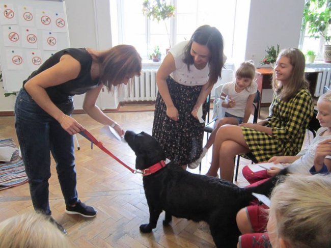 У Луцьку діти читали собакам книжки. ФОТО