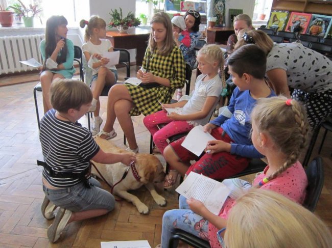 У Луцьку діти читали собакам книжки. ФОТО