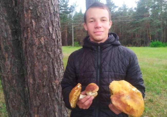 Волинянин у травні знайшов майже кілограмові красені-боровики