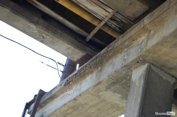 Луцькі «мости на мільйон» сипляться. ФОТО